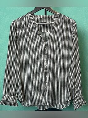 ✨🖤🤍Ann Taylor Black and White Houndstooth Blouse